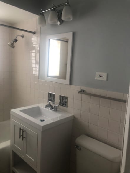 Building Photo - 6044 N Melvina Ave