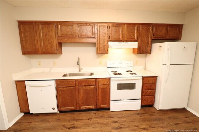 Building Photo - 3905 Lexington Dr