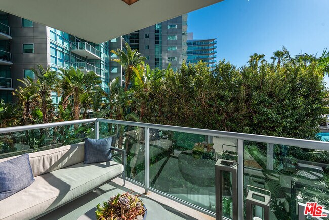 Building Photo - 13700 Marina Pointe Dr