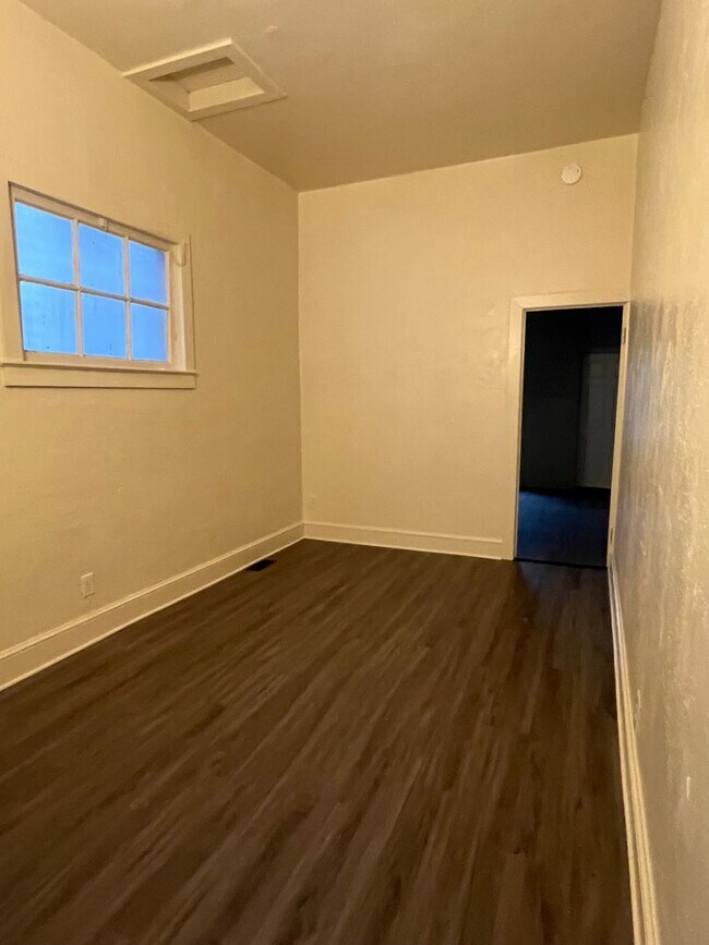 Building Photo - Fully Renovated 2 Bedroom Single Family Home
