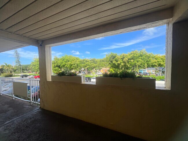 Building Photo - 2615 NE 3rd Ct