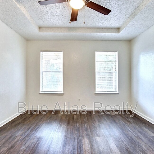 Building Photo - 916 Hilltop Dr