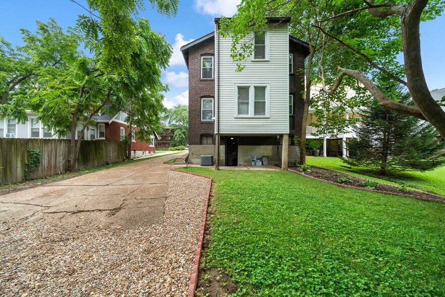 Building Photo - 2126 Yale Ave