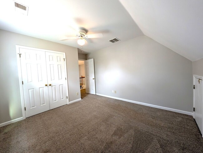 Building Photo - Beautiful 2 story, 4 bed, 2.5 bath Home Located in the Davis Lake Community!