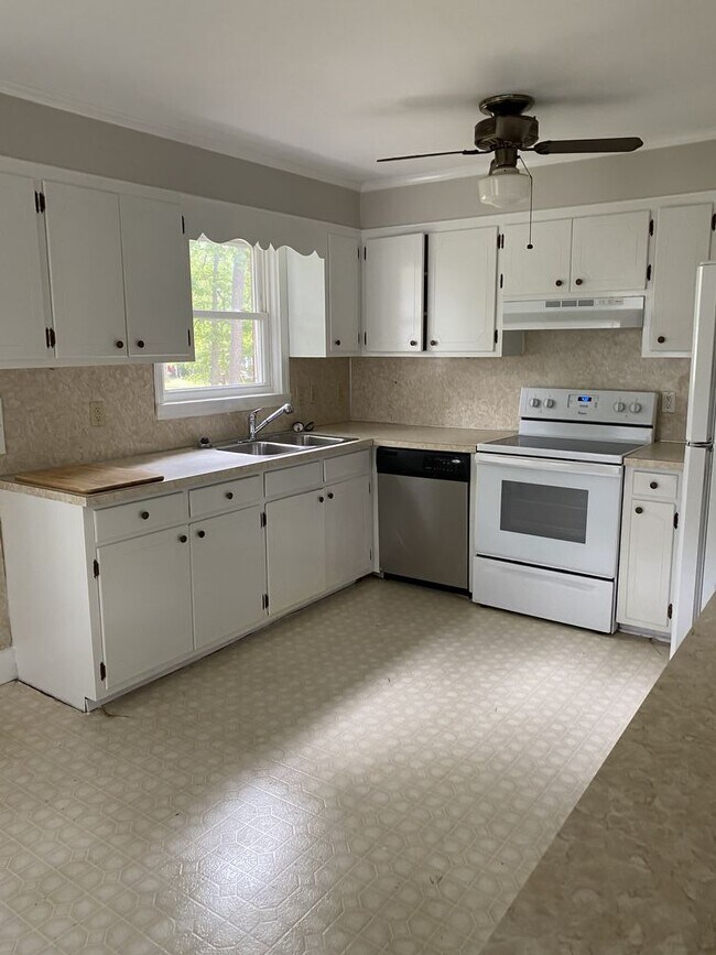 Building Photo - 3 Bedroom two bath in Lindley Park