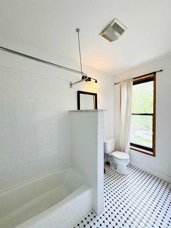 Building Photo - 252 Suydam Ave