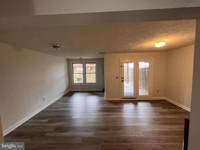 Building Photo - 3762 Farmland Dr