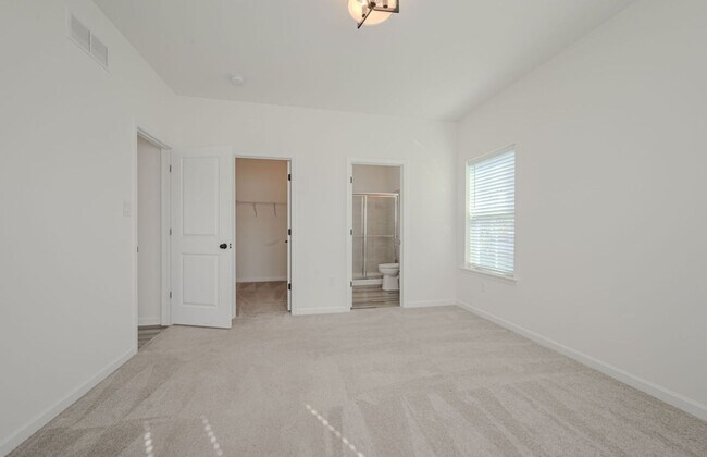 Building Photo - Large Family Home in Middletown, New and Upcoming area