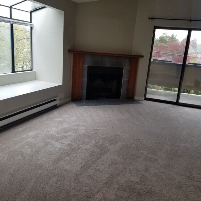 Building Photo - Ready for move in! Top Floor Condo with Fi...