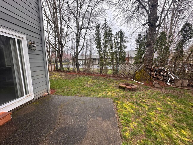 Building Photo - 912-916 NE Hacienda Ct