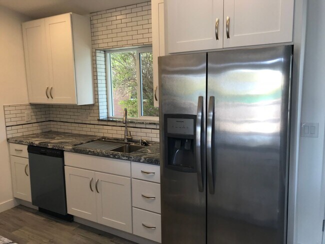 Building Photo - 3 bedroom updated Townhome