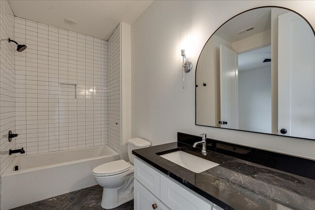 Building Photo - North Shore New Construction!