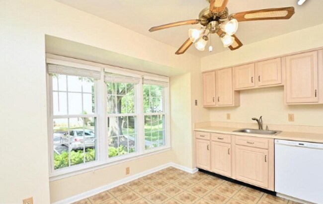 Building Photo - Charming 3-Level Townhome Backing to Woods in Prime Alexandria Location