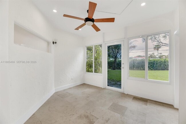Building Photo - 6538 Via Regina