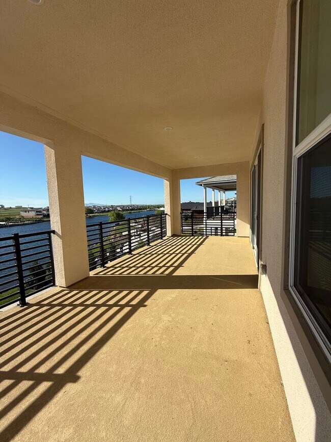 Building Photo - LAKE VIEW