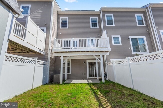 Building Photo - 5345 Tweeddale Pl