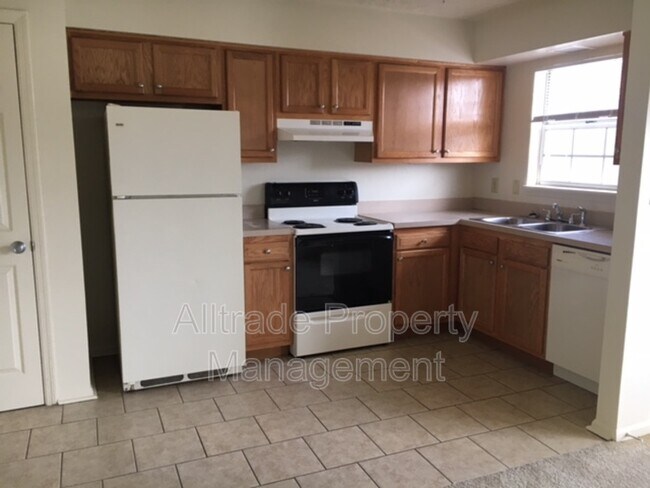 Building Photo - 2366 Chauvin Dr