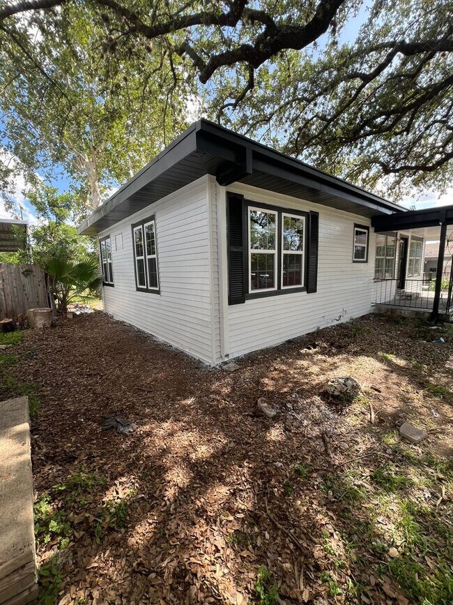 Building Photo - FOR RENT – 3 Bed / 1 Bath Home in San Anto...