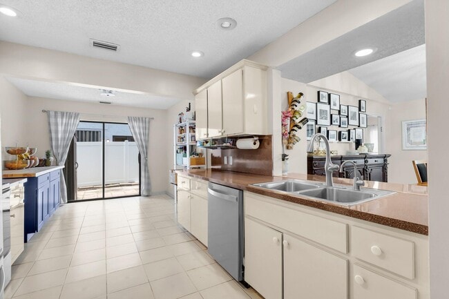 Building Photo - 7515 San Mateo Dr E
