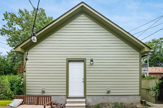 Building Photo - 856 Summit St