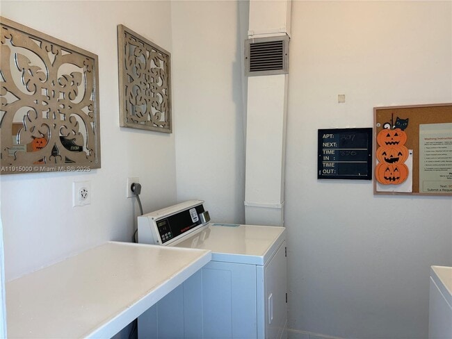 Building Photo - 2223 Park Ln