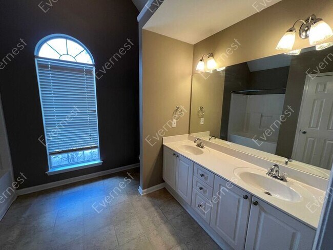 Building Photo - 323 Forest Lakes Dr