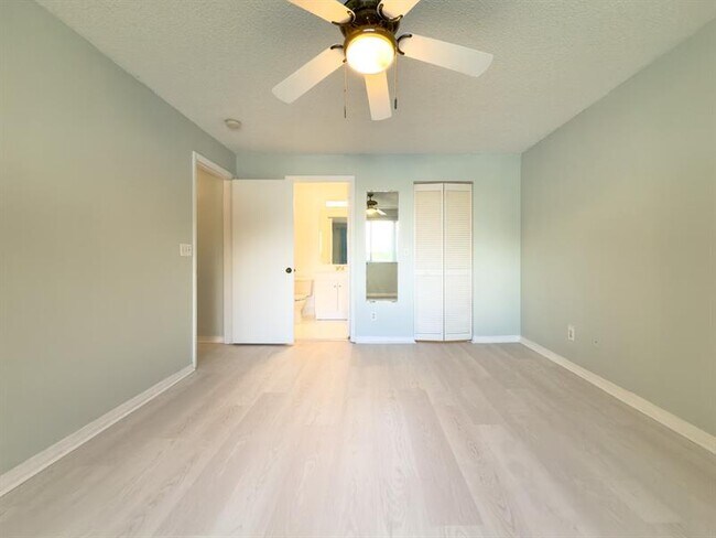 Building Photo - 1705 SW 110th Terrace