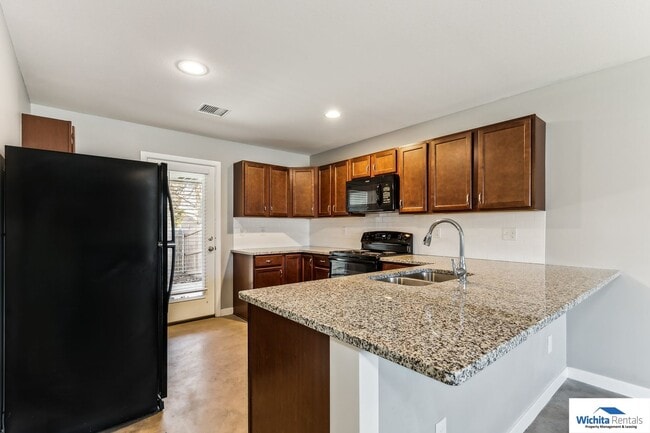 Building Photo - 3 bedroom 2 bath duplex