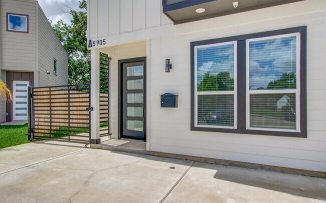 Building Photo - 5905 Crest Ct