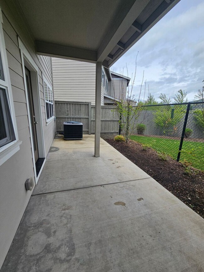 Building Photo - Beautiful Townhome in East Medford