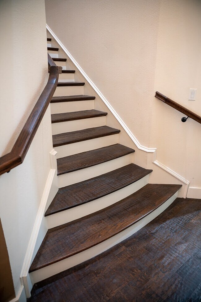 Building Photo - 1204 Lake Pointe Way