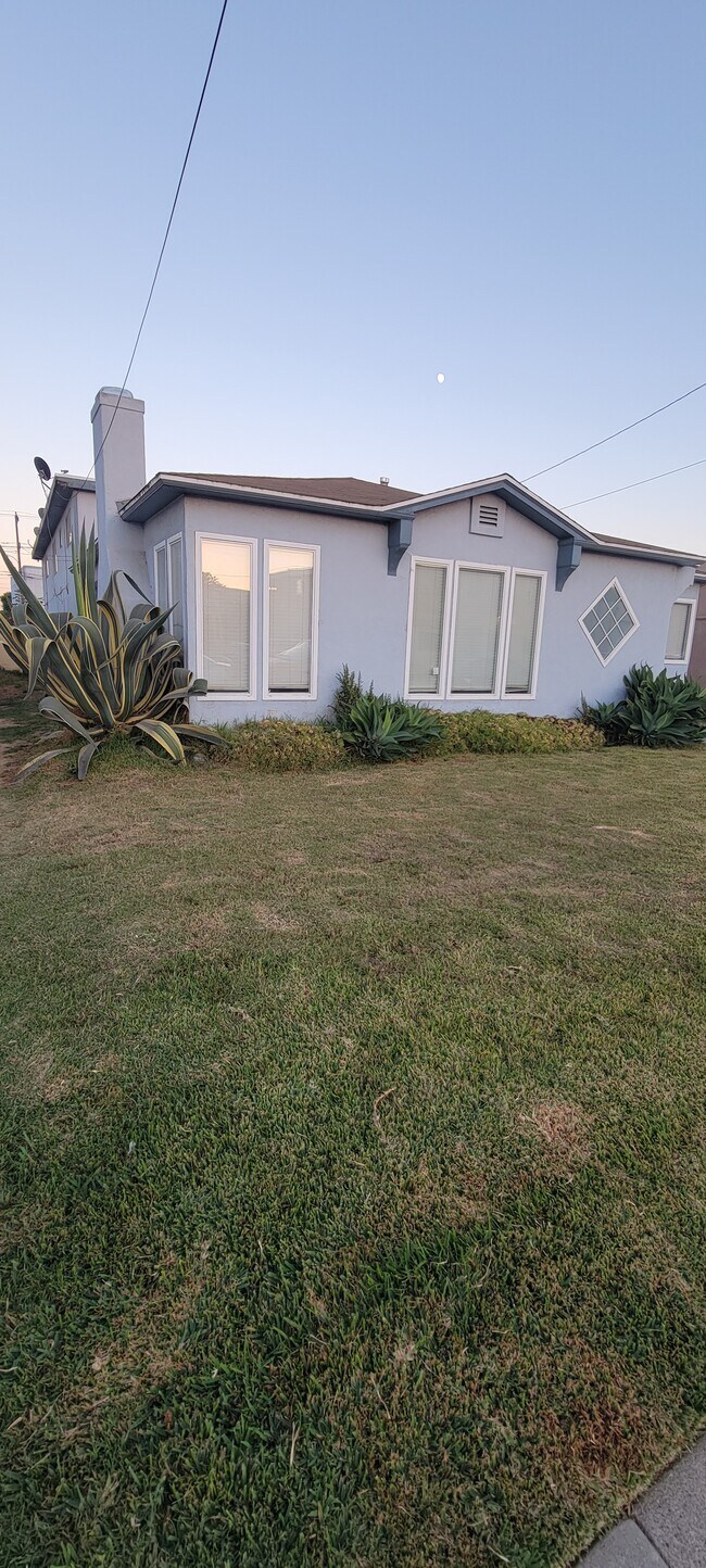 Building Photo - 114 N Poinsettia Ave
