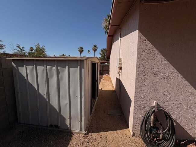 Building Photo - Newly Upgraded 3Bed 2Bath Home On Ina & Thornydale