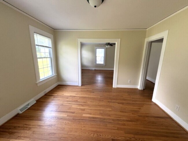 Building Photo - Newly Renovated - Large Backyard - 2/2 House!!