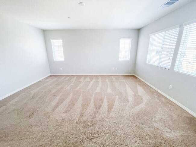 Building Photo - Beautiful 2 Story 4 Bedroom Home in Great ...