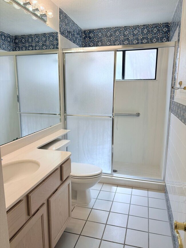 Building Photo - Spacious 2bd/2bath + Den home in gorgeous community (there's a lake!)