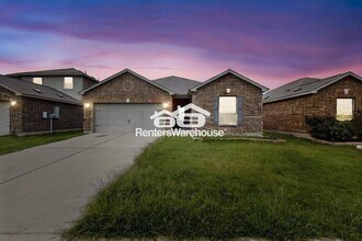 Building Photo - MOVE IN READY COMPLETELY UPDATED - 3BED/2B...