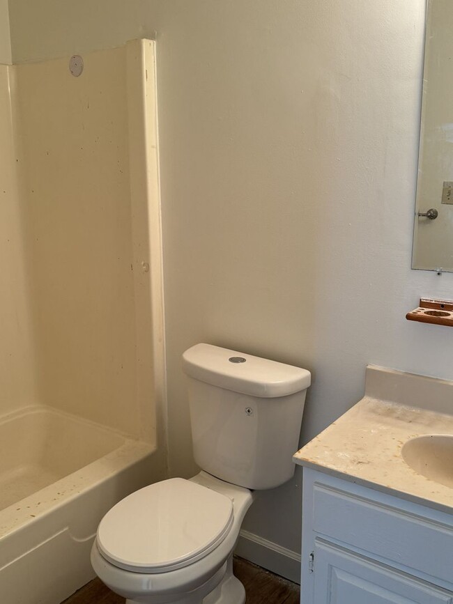 Building Photo - Charming 3 Bedroom 1 1/2 Bathroom Home. in...