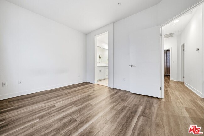 Building Photo - 807 Jade Pl.