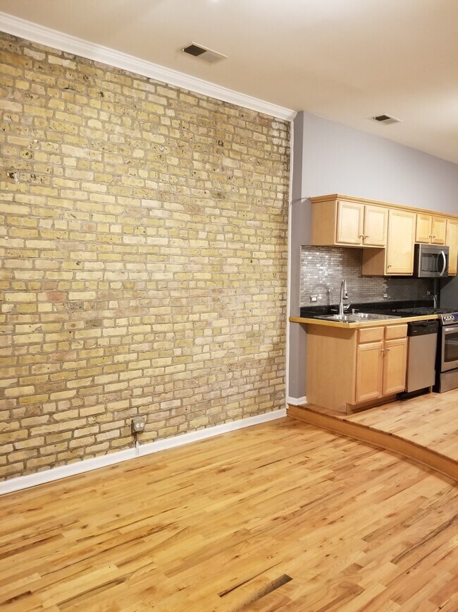 Building Photo - 533 N Ashland Ave