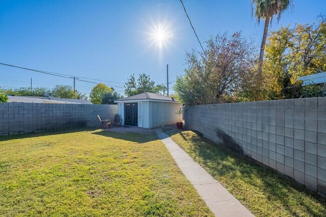 Building Photo - Fully Remodeled 3 Bed 2 Bath + Workshop wi...