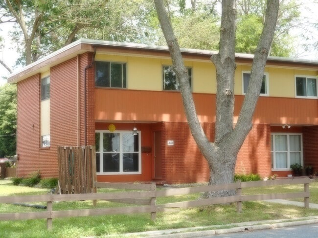 Building Photo - 721 Lewis St