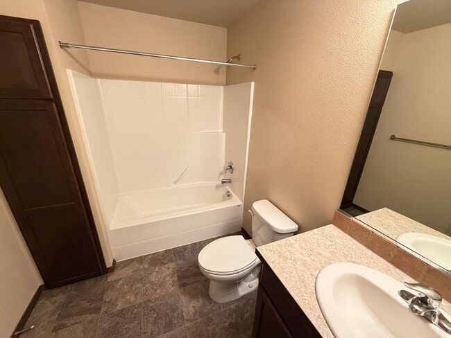 Building Photo - Radiant Lake Rancher