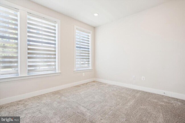 Building Photo - 909 Rockwell Ave