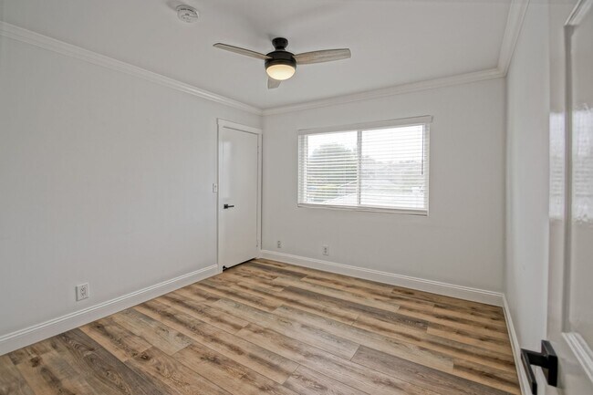 Building Photo - Beautifully Remodeled, Detached Front Town...