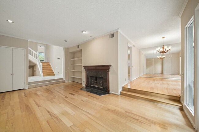 Building Photo - 130 Sugar Berry Cir