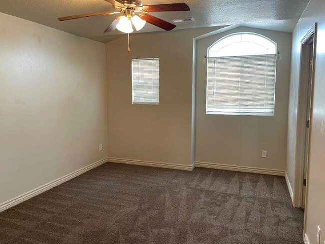 Building Photo - 3 Weeks Rent Free! | Spacious 3 Bed 2.5 Bath Townhome in West Haven | Garage + Pool Community Ame...