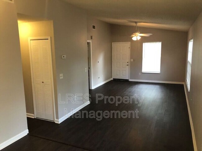 Building Photo - 1406 Northlake Dr