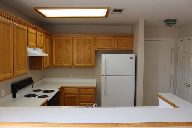 Building Photo - Great 3 Bdrm 2 Bath 1/2 Duplex in Denton Tx