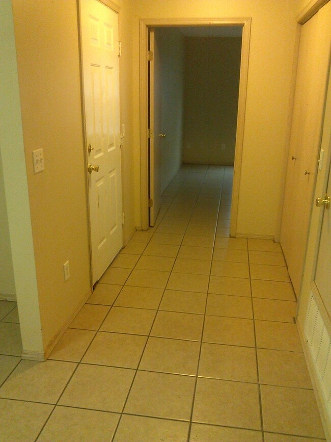 Building Photo - 182-184 Southwinds Drive